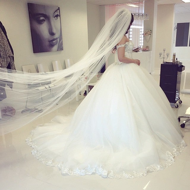 Chic Beaded Straps Off The Shoulder Wedding Dresses Ball Gowns Lace Appliques