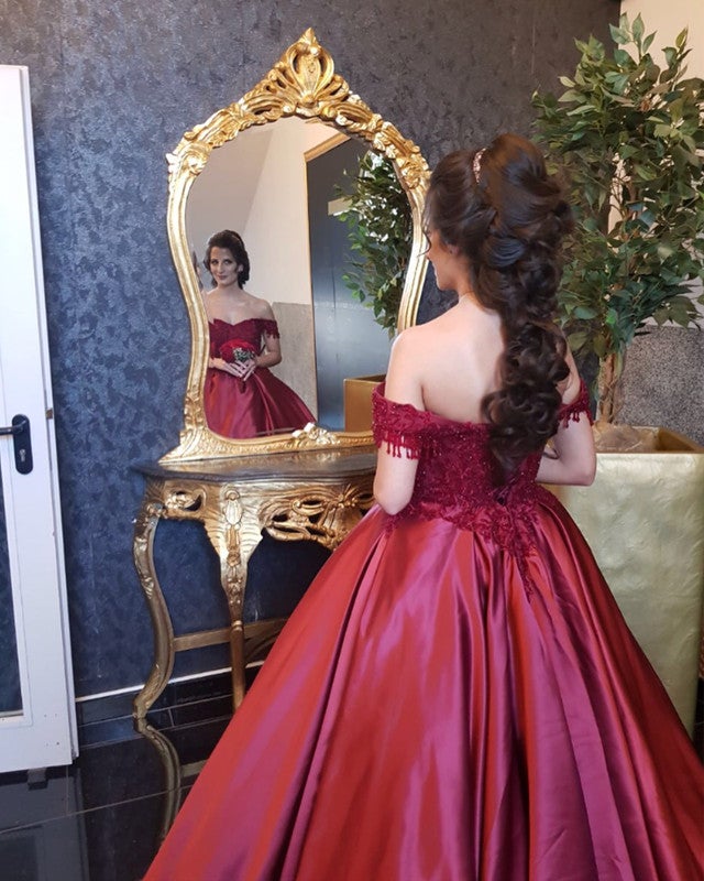 Delicate Lace V-neck Off The Shoulder Satin Ball Gowns Wedding Dress