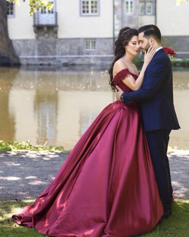 Delicate Lace V-neck Off The Shoulder Satin Ball Gowns Wedding Dress