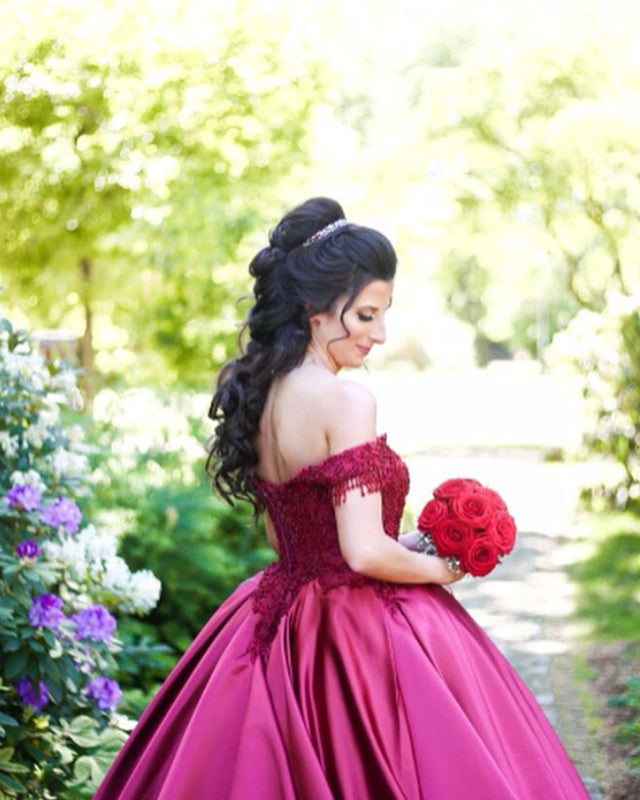 Delicate Lace V-neck Off The Shoulder Satin Ball Gowns Wedding Dress