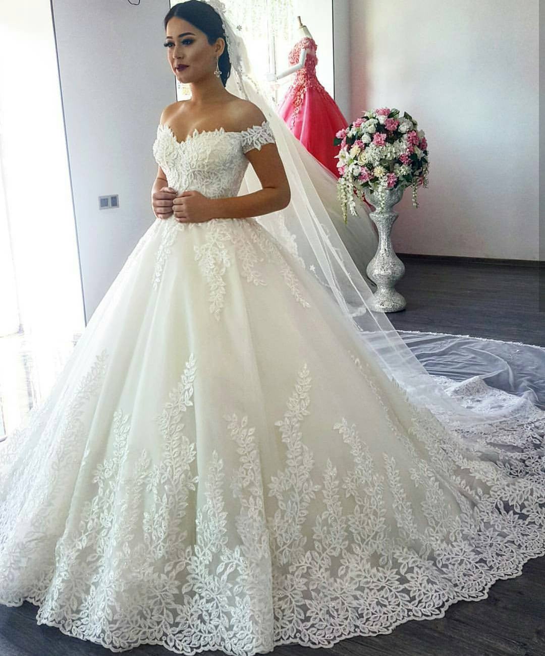 Vintage V-neck Off The Shoulder Lace Wedding Ball Gown Dresses