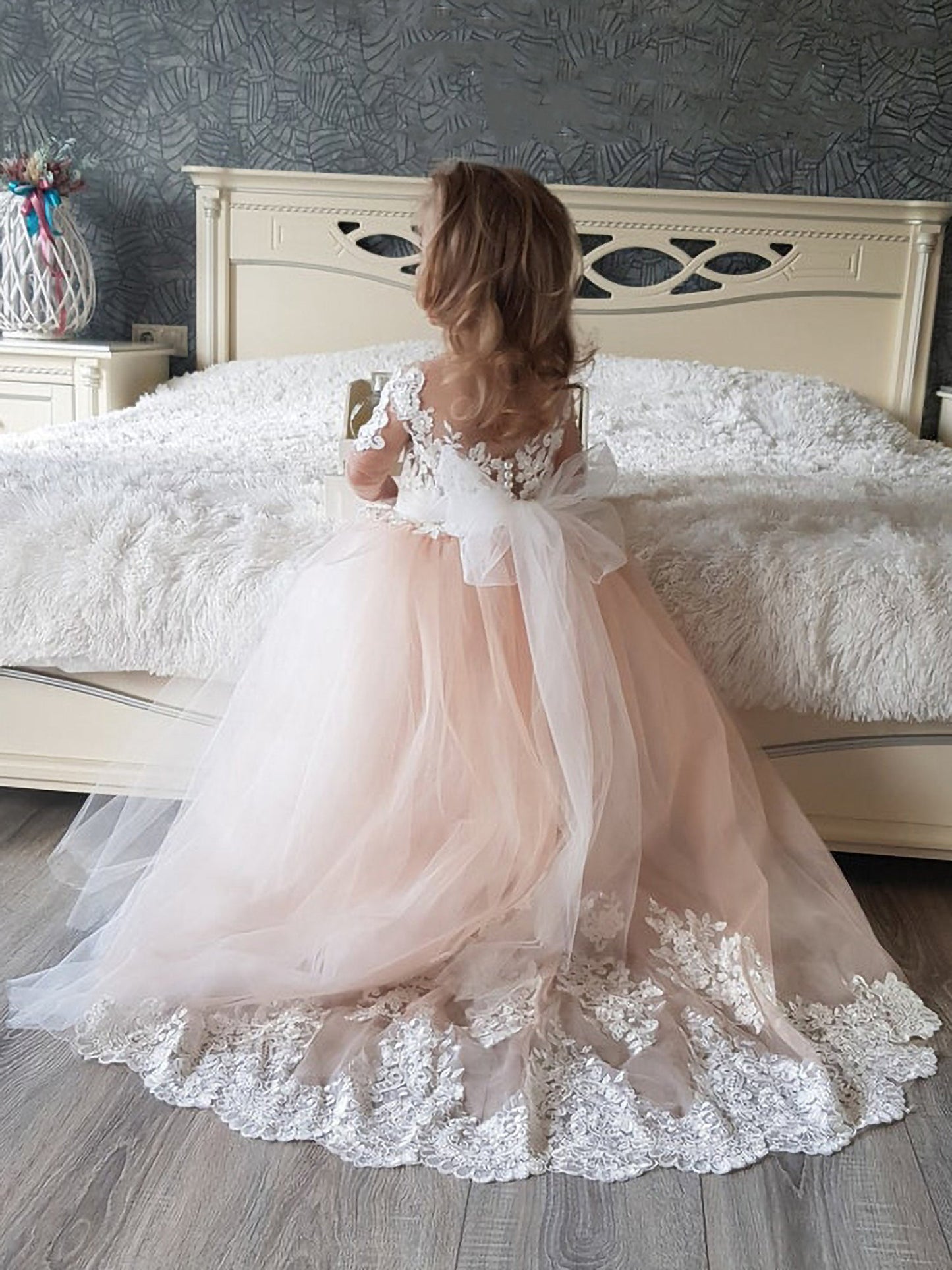 Gorgeous Half-Sleeves Tulle Lace Flower Girl Dress with Appliques and Bow