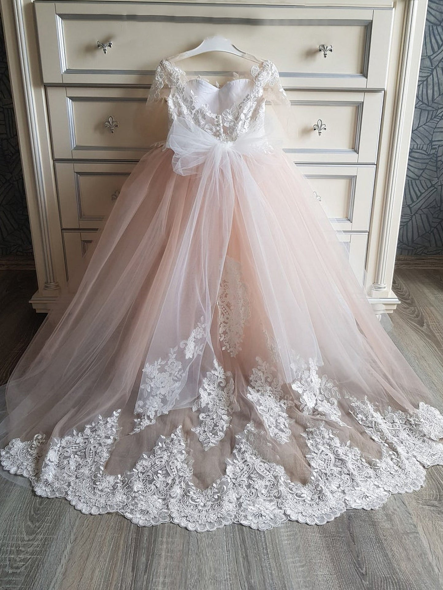 Gorgeous Half-Sleeves Tulle Lace Flower Girl Dress with Appliques and Bow