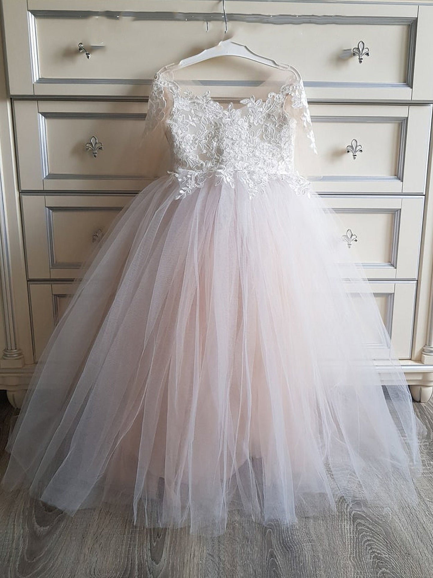 Gorgeous Half-Sleeves Tulle Lace Flower Girl Dress with Appliques and Bow