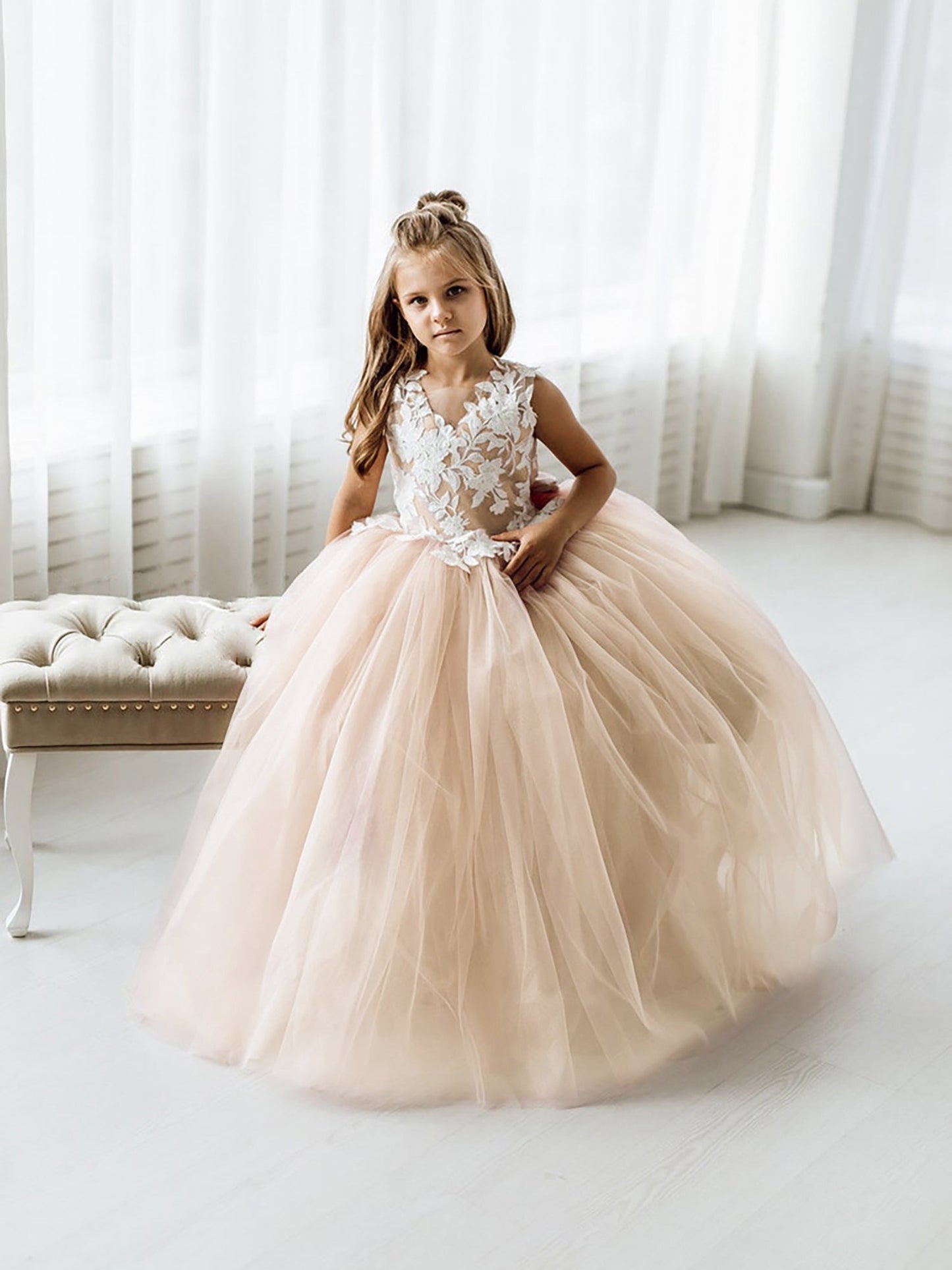 Puffy Ball Gown Sleeveless Flower Girl Dress with Bow Appliques and Tulle Lace
