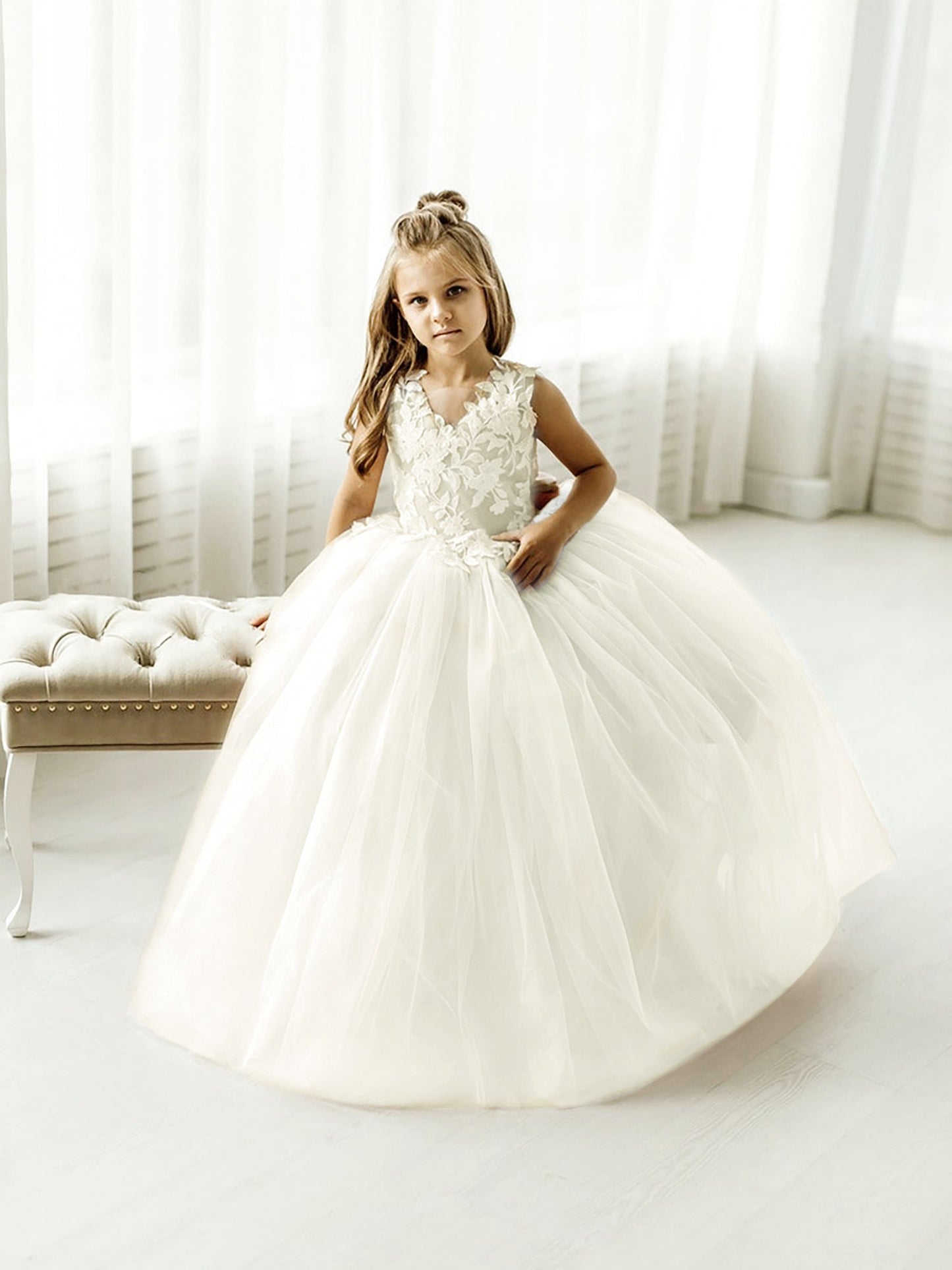 Puffy Ball Gown Sleeveless Flower Girl Dress with Bow Appliques and Tulle Lace