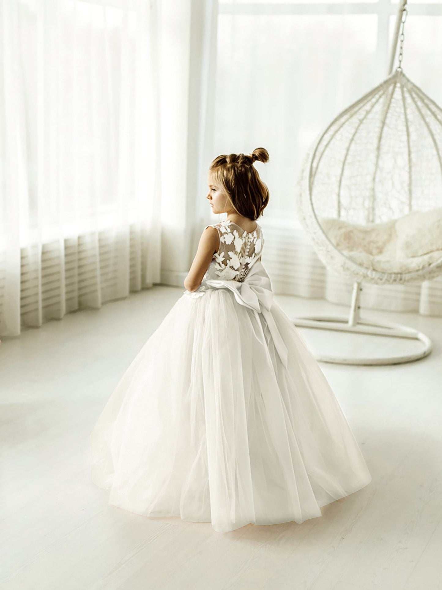 Puffy Ball Gown Sleeveless Flower Girl Dress with Bow Appliques and Tulle Lace