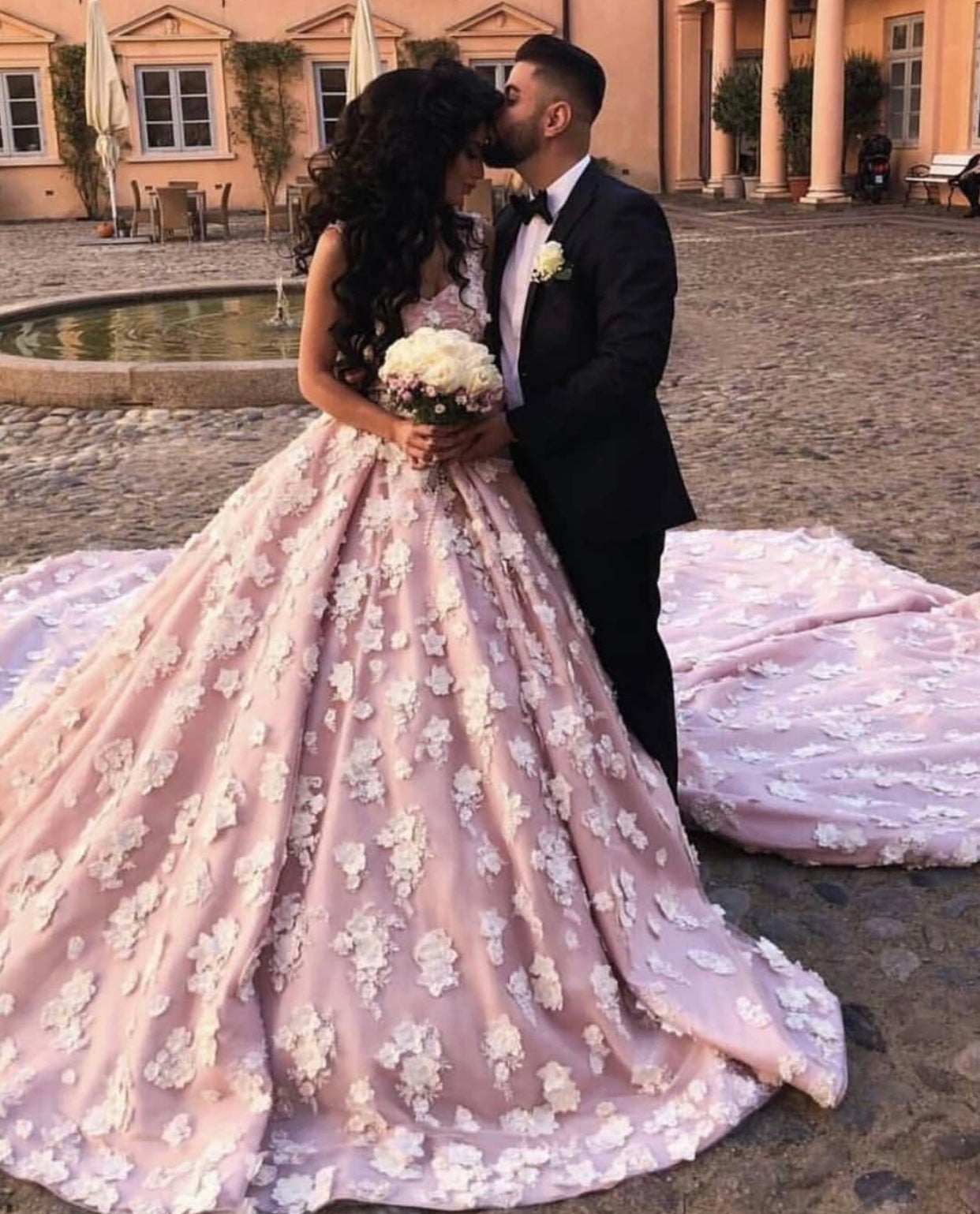 Blush Pink Wedding Dresses Sweetheart Ball Gowns With Lace Flower Embroidery