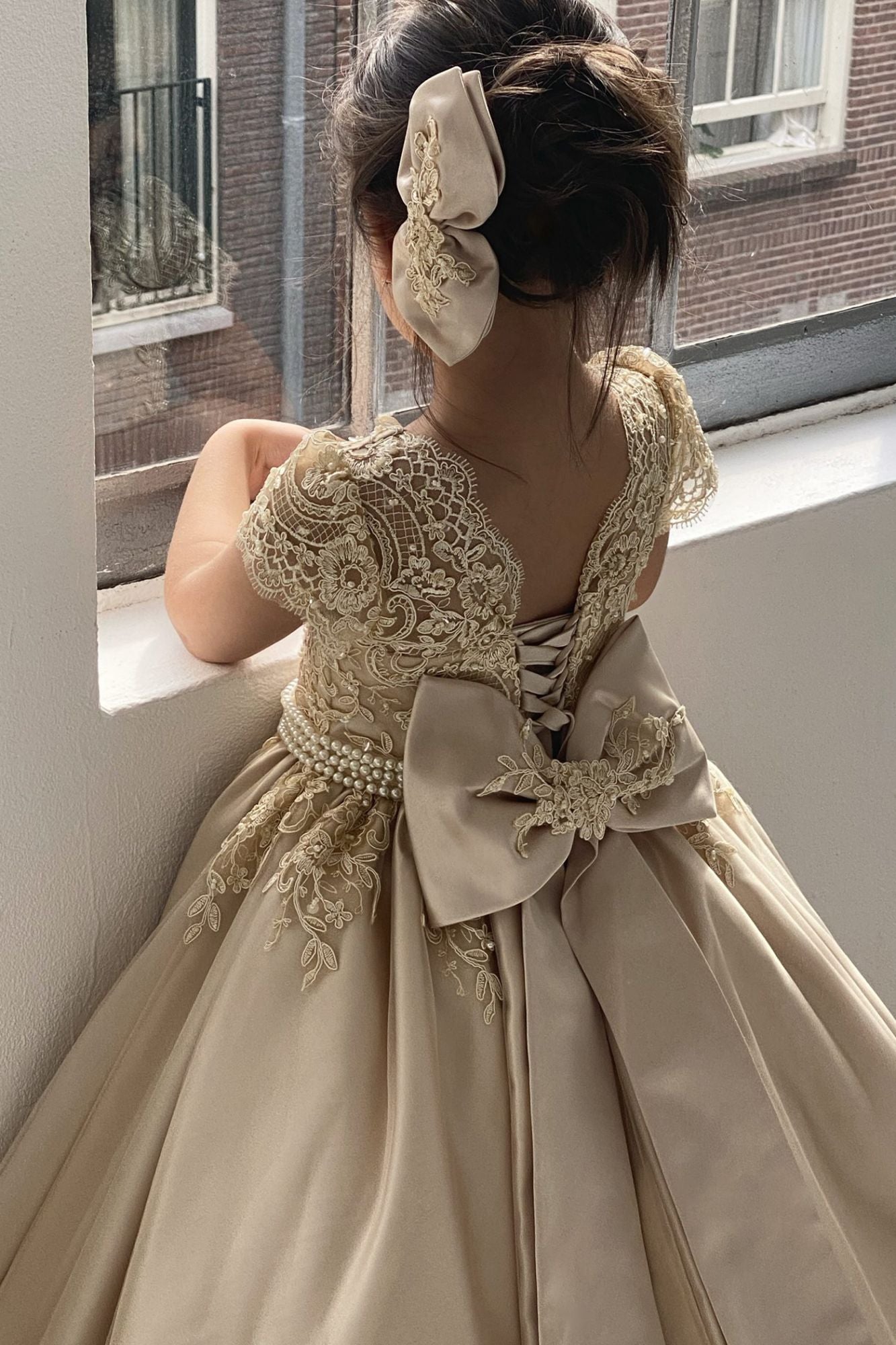 Beautiful Lace Appliques Bow Ruffles Pearls Short Sleeve Ball Gown Backless Flower Girl Dress