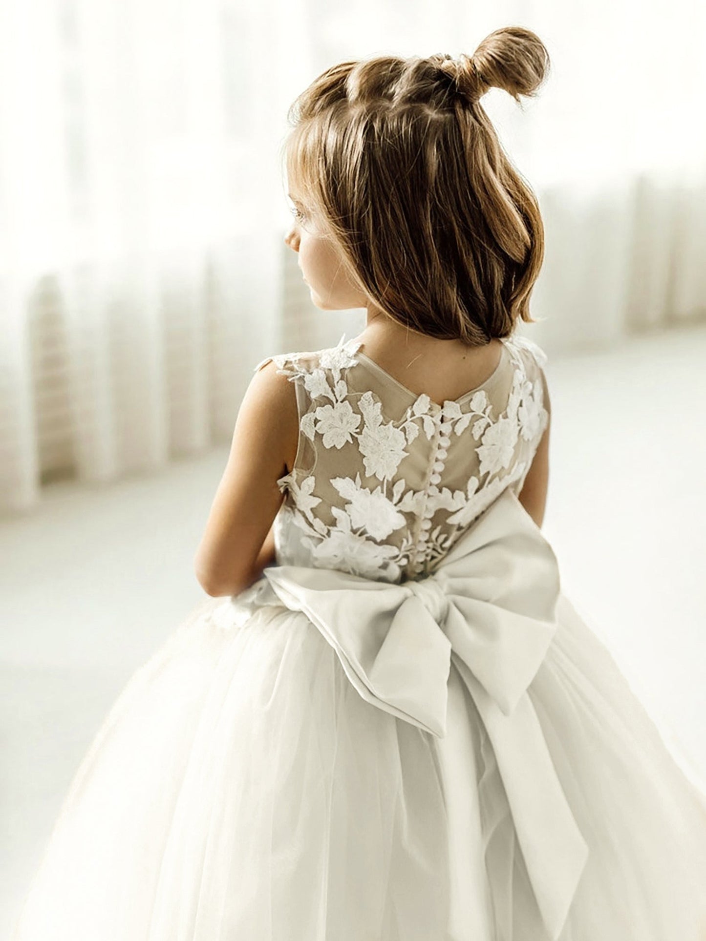 Puffy Ball Gown Sleeveless Flower Girl Dress with Bow Appliques and Tulle Lace