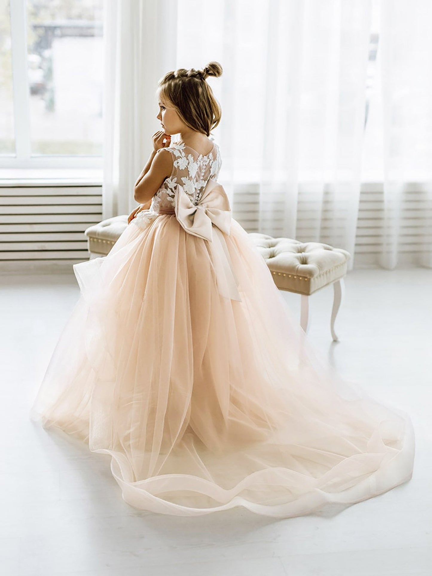 Puffy Ball Gown Sleeveless Flower Girl Dress with Bow Appliques and Tulle Lace