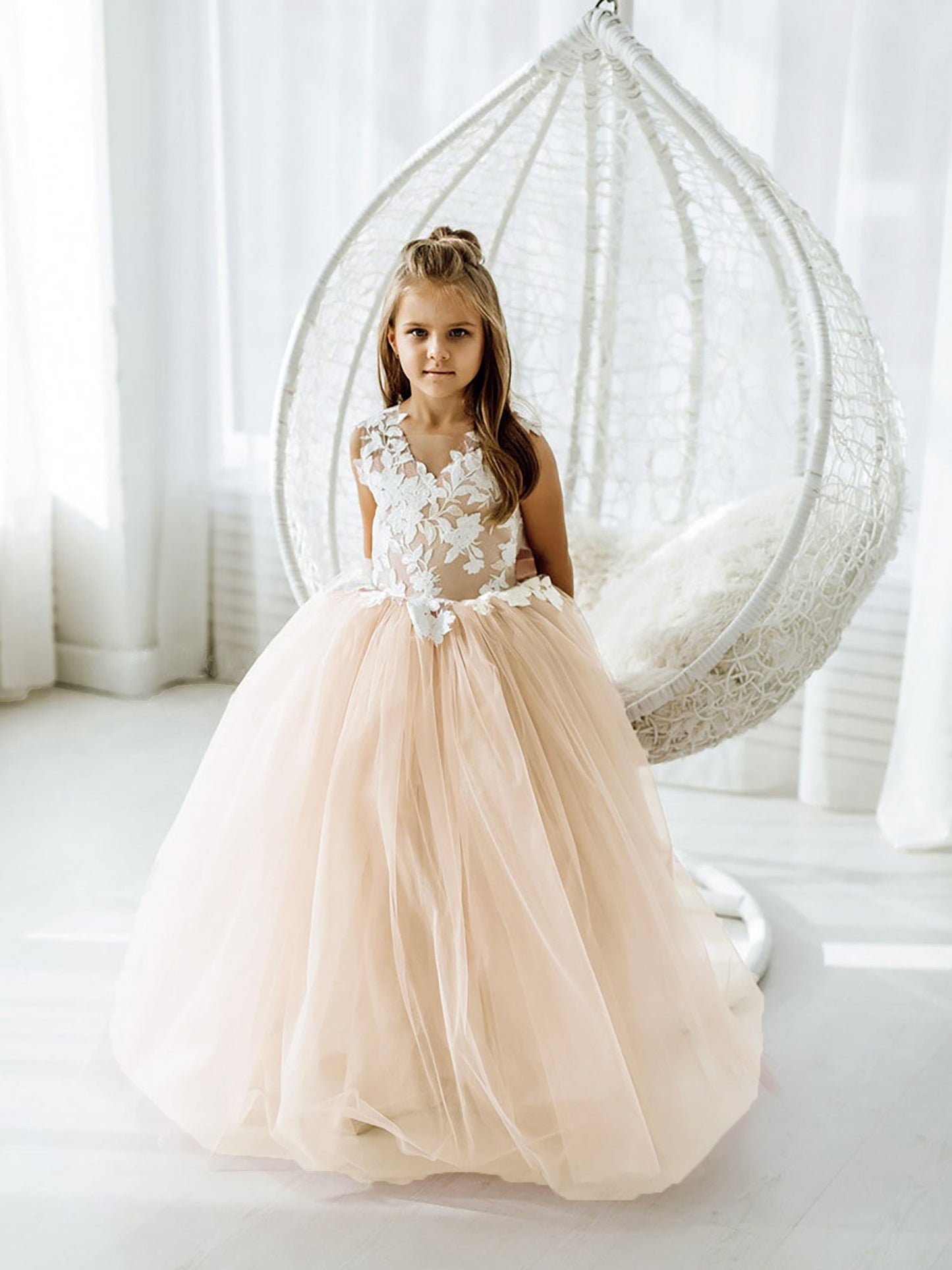 Puffy Ball Gown Sleeveless Flower Girl Dress with Bow Appliques and Tulle Lace