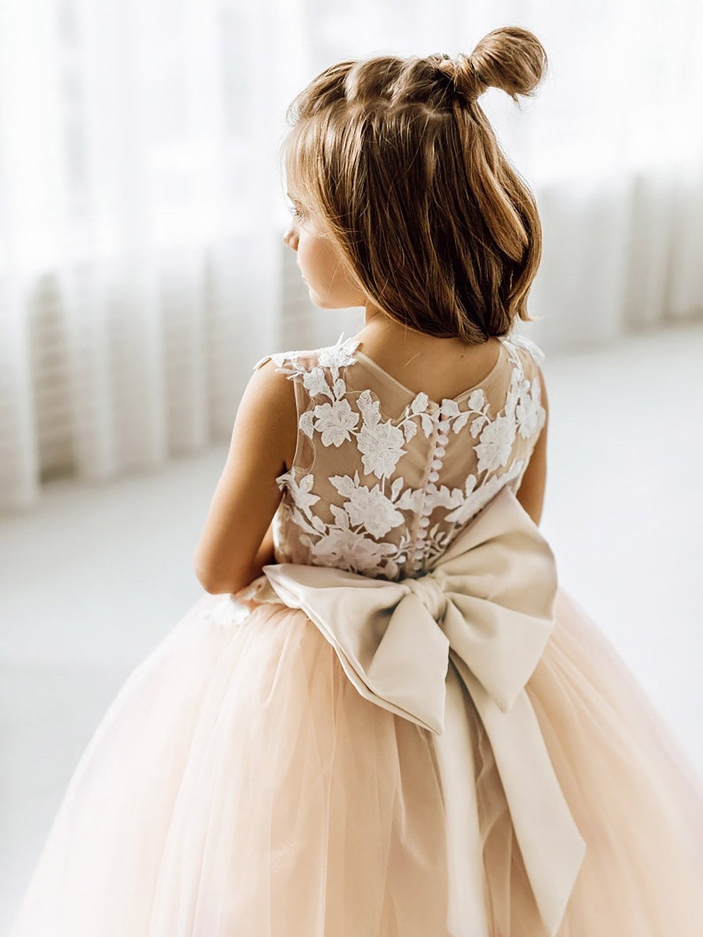 Puffy Ball Gown Sleeveless Flower Girl Dress with Bow Appliques and Tulle Lace
