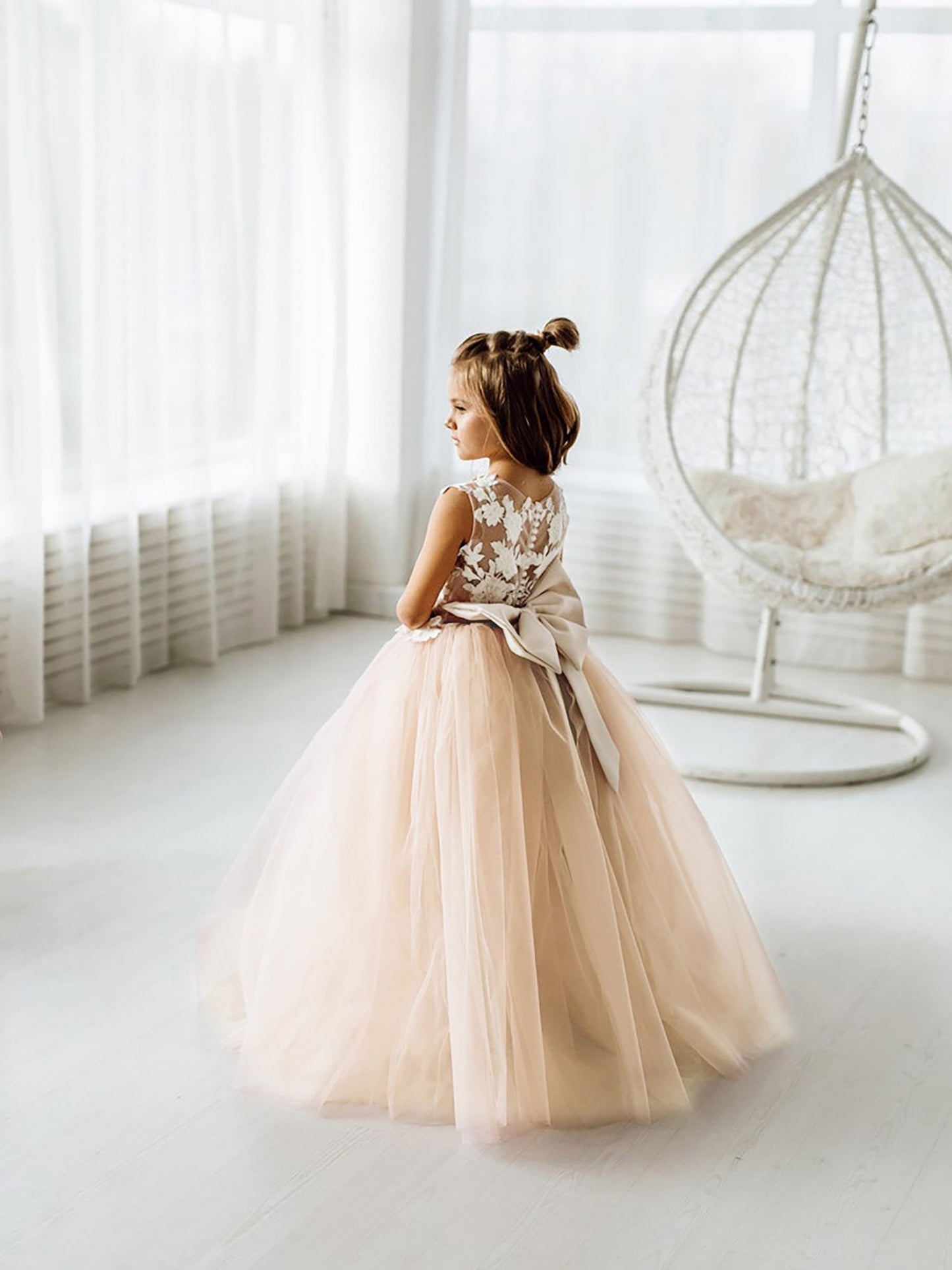 Puffy Ball Gown Sleeveless Flower Girl Dress with Bow Appliques and Tulle Lace