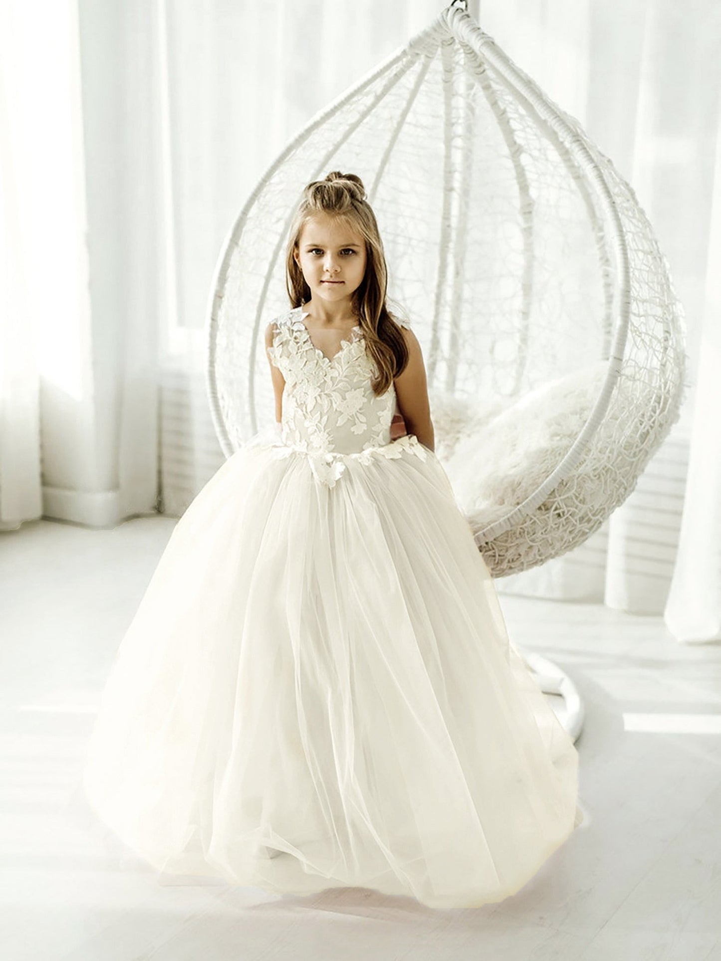 Puffy Ball Gown Sleeveless Flower Girl Dress with Bow Appliques and Tulle Lace